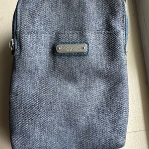 Baggallini Gray Crossbody Bag Cell Phone bag Travel Vacation Chambray